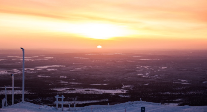 Auringonnousu talvisessa tunturimaisemassa